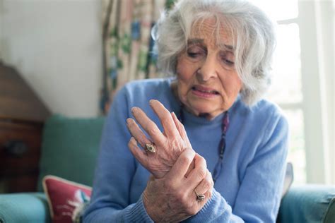parkinson symptoms women in elderly